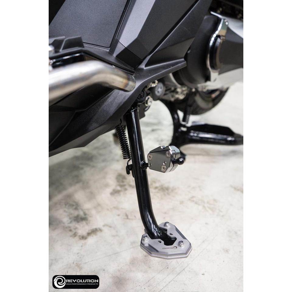 แผ่นรองขาตั้งข้าง (สแตนเลส+อลูมีเนียม) 2D Revolution Adv350/forza350 มี5สี แดง ทอง ดำ เทา น้ำเงิน