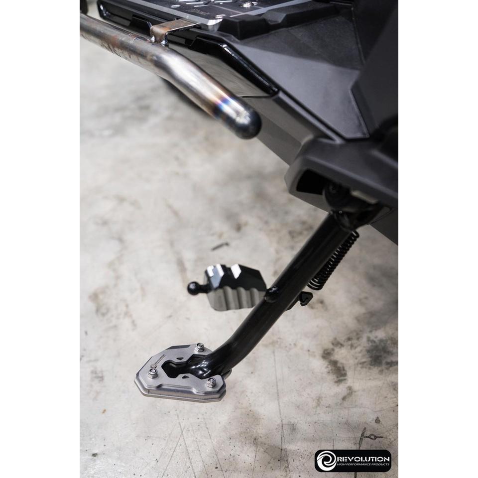 แผ่นรองขาตั้งข้าง (สแตนเลส+อลูมีเนียม) 2D Revolution Adv350/forza350 มี5สี แดง ทอง ดำ เทา น้ำเงิน