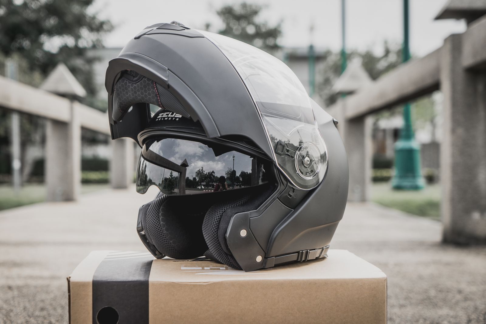 หมวกกันน็อค FLIP UP (ยกคาง)  ZS-3050DA  ล่าสุดของ ZEUS สำหรับปี 2026 สีใหม่ Matt Black