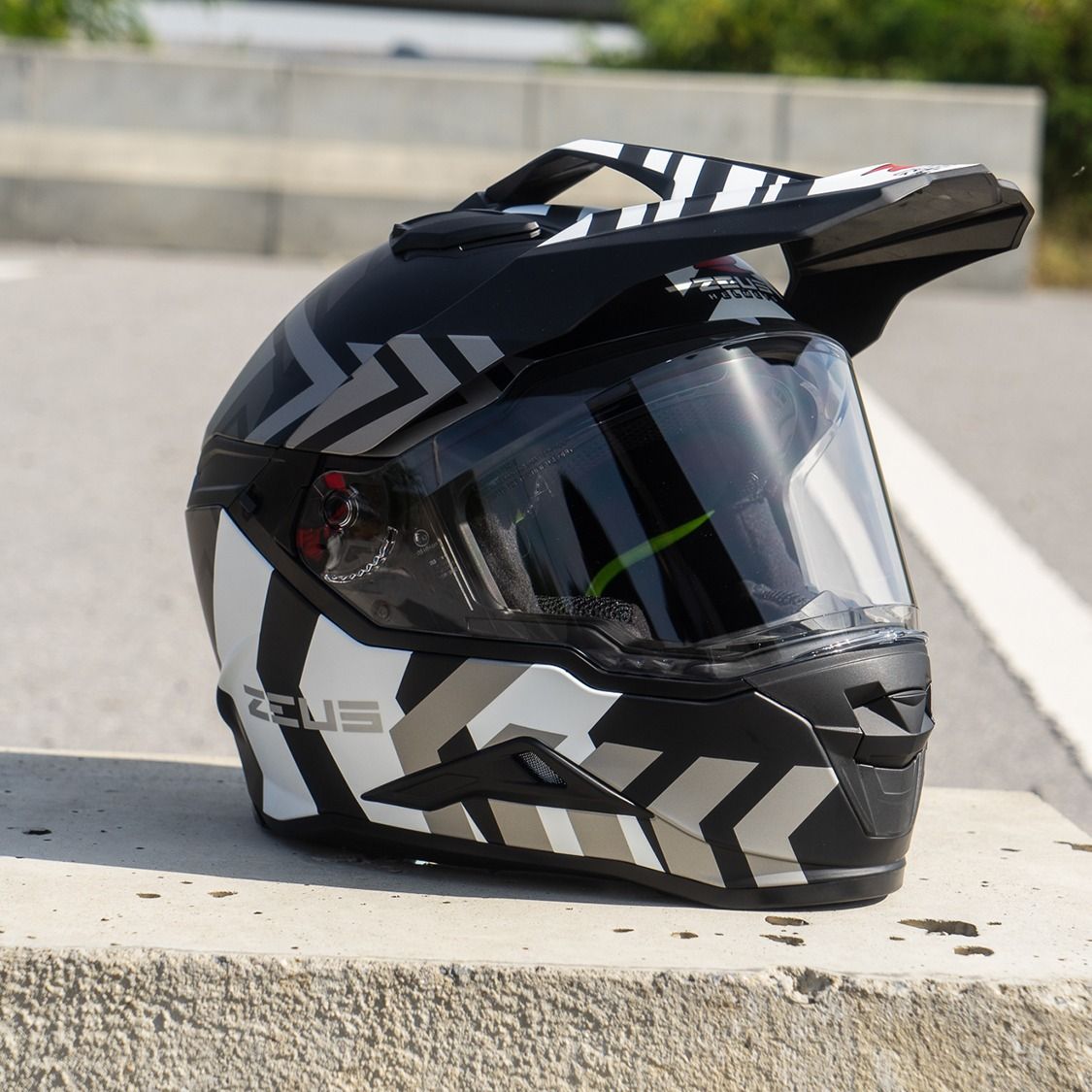 หมวกกันน็อค ZEUS Helmet รุ่นใหม่ ZS-913 มีสีพื้น สีกราฟิก