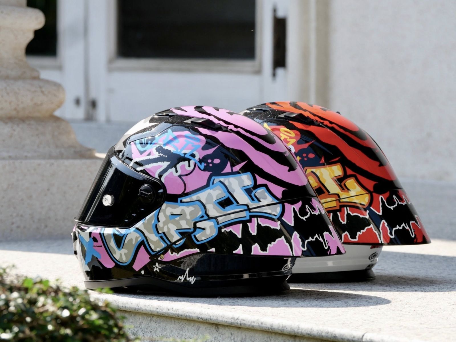 หมวกกันน็อค CYRIL รุ่น R1/R1 PRO รุ่นใหม่ล่าสุดGRAFFITI SERIE  ราคาเบาๆ รองรับการติดตั้ง Bluetooth แถมฟรีชิลด์ Smoke1 ชิ้น