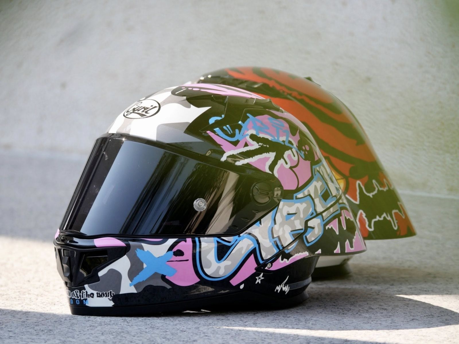 หมวกกันน็อค CYRIL รุ่น R1/R1 PRO รุ่นใหม่ล่าสุดGRAFFITI SERIE  ราคาเบาๆ รองรับการติดตั้ง Bluetooth แถมฟรีชิลด์ Smoke1 ชิ้น