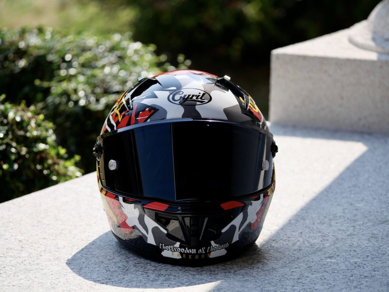 หมวกกันน็อค CYRIL รุ่น R1/R1 PRO รุ่นใหม่ล่าสุดGRAFFITI SERIE  ราคาเบาๆ รองรับการติดตั้ง Bluetooth แถมฟรีชิลด์ Smoke1 ชิ้น