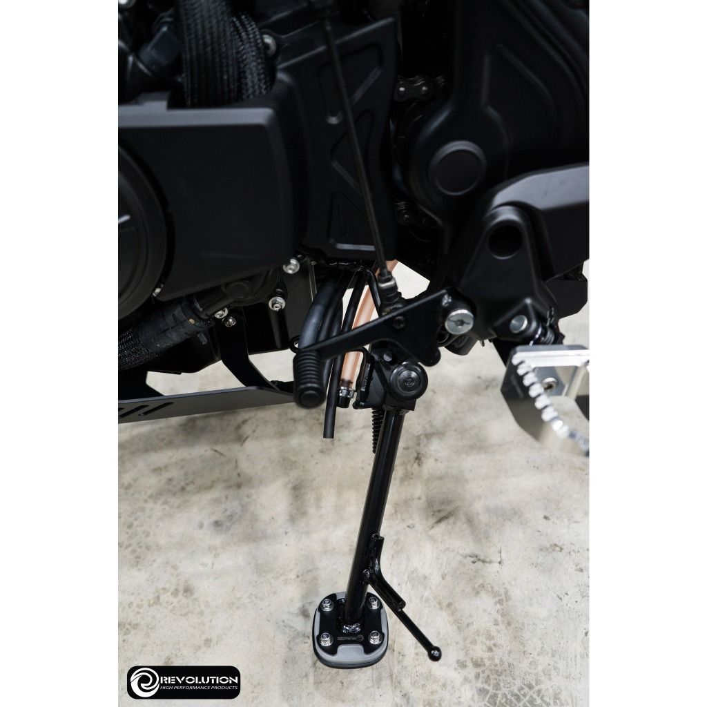 แผ่นรองขาตั้งข้าง (สแตนเลสดำ+มีเนียม) 2D แบรนด์ REVOLUTION ตรงรุ่น NX-500/CL300-500603.