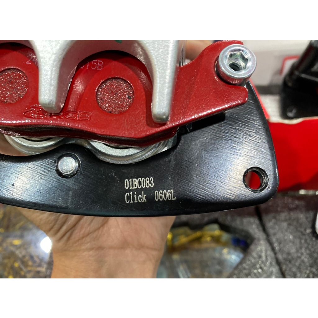 ปั้มเบรคหน้า RCB E Series Caliper GIORNO ABS / CLICK160 พร้อมขาจับปั้มตรงรุ่น ลูกสูบคู่ขนาด 25 มม. มีผ้าเบรคแถมให้ 68