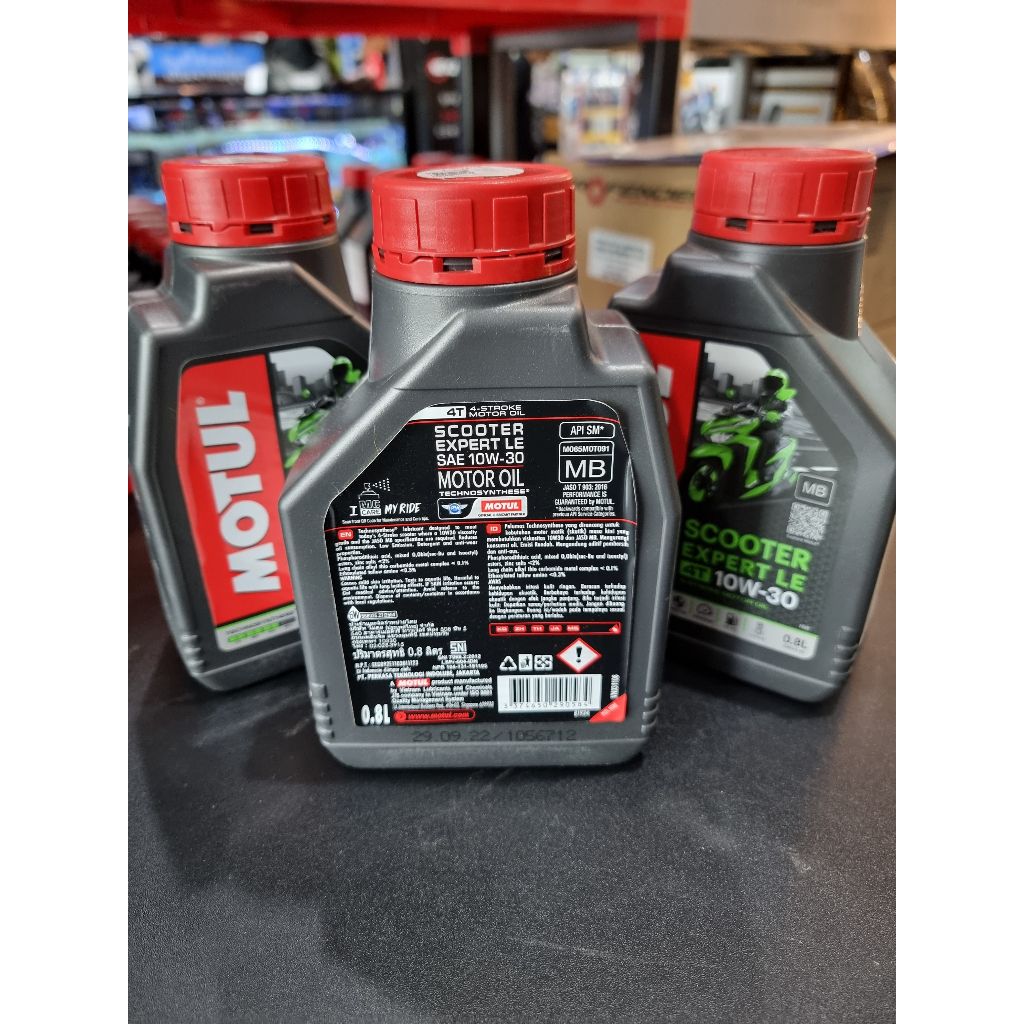 น้ำมันเครื่อง MOTUL Scooter Expert LE 10W-30/10W-40 ขนาด 0.8 ลิตร น้ำมันเครื่อง กึ่งสังเคราะห์