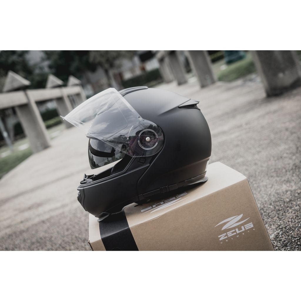 **หมวกกันน็อค FLIP UP (ยกคาง) ล่าสุดของ ZEUS Zs-3050 DA สำหรับปี 2026 สีพื้น MATT BLACK (Z004)