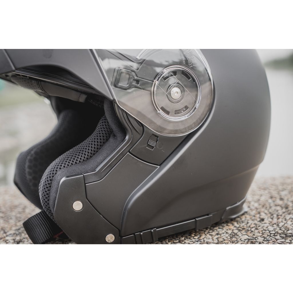 **หมวกกันน็อค FLIP UP (ยกคาง) ล่าสุดของ ZEUS Zs-3050 DA สำหรับปี 2026 สีพื้น MATT BLACK (Z004)
