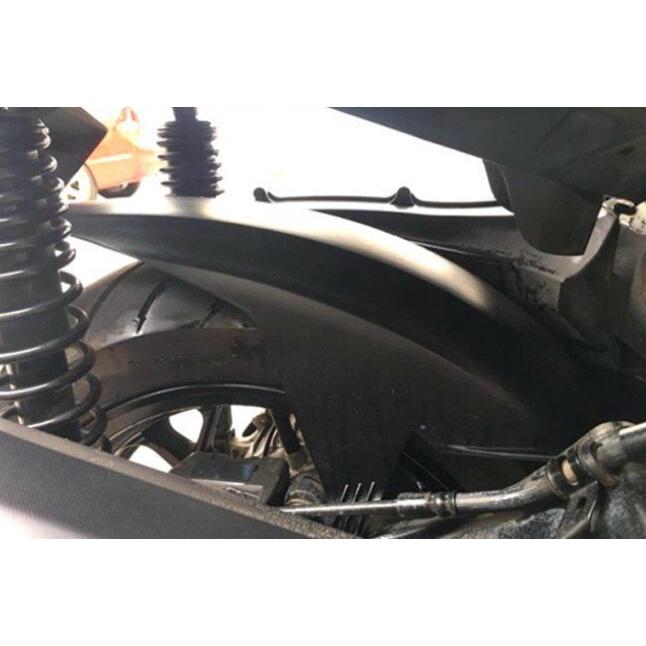 บังโคลนหลังตัวใน X-MAX 300  กันดีดใน สีดำด้าน งาน semspeed