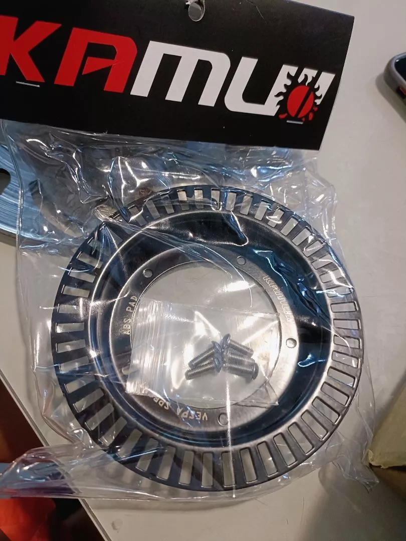 แผ่น ABS vespa 5 รูสีดำสำหรับใส่กับจานดิสแต่งคามูอิมีหมุดเท่านั้น BS8434