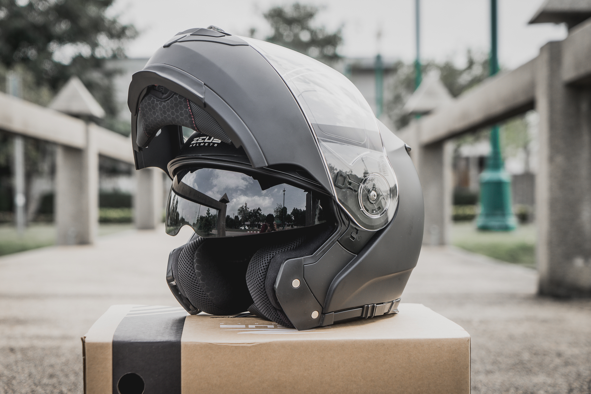 หมวกกันน็อค FLIP UP (ยกคาง)  ZS-3050DA  ล่าสุดของ ZEUS สำหรับปี 2026 สีใหม่ Matt Black
