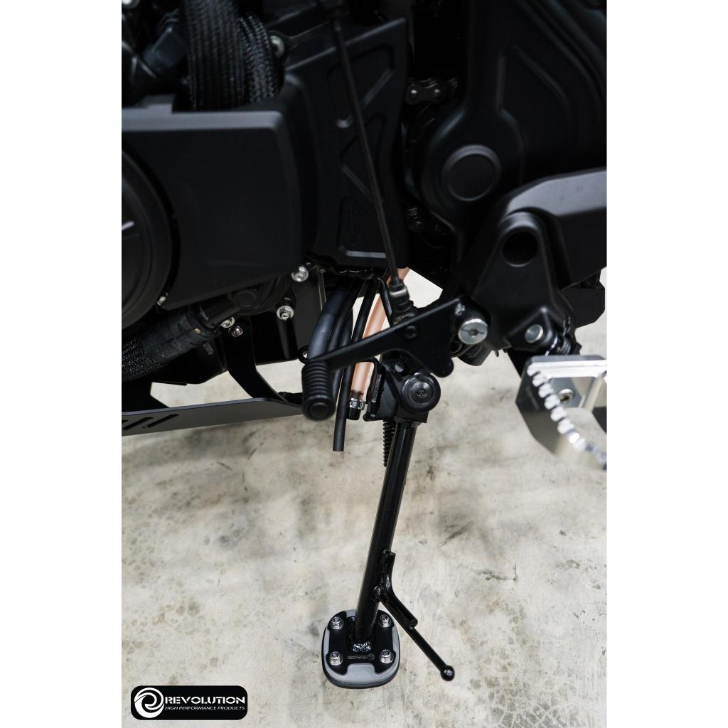 603. แผ่นรองขาตั้งข้าง (สแตนเลสดำ+มีเนียม) 2D แบรนด์ REVOLUTION ตรงรุ่น NX-500/CL300-500
